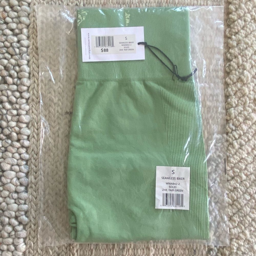 WeWoreWhat Revolve Solid Seamless Biker Shorts Fa… - image 3